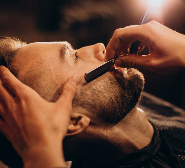 Homem fazendo a barba